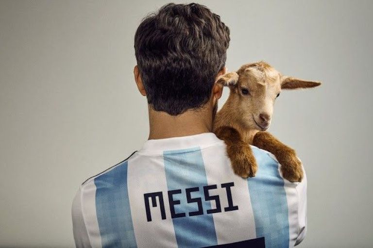 ¡Messi posó rodeado de cabras!