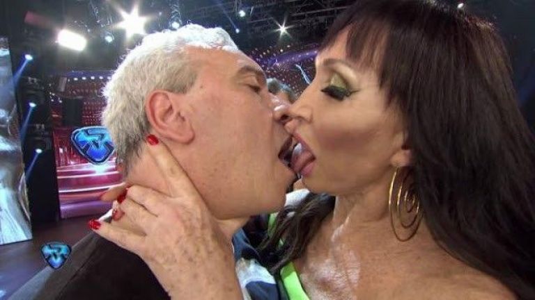 Moria le comió la boca a Coco Sily