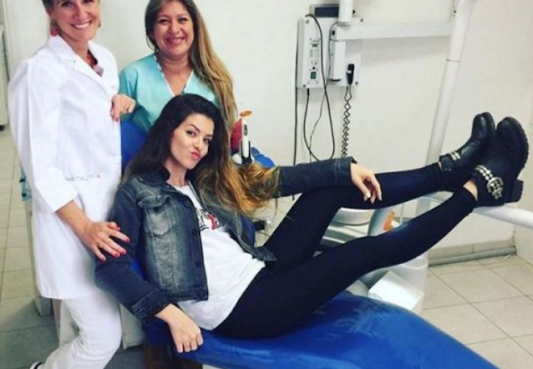 ¿Cómo le quedan? La China Suárez se puso brackets y mostró su sonrisa