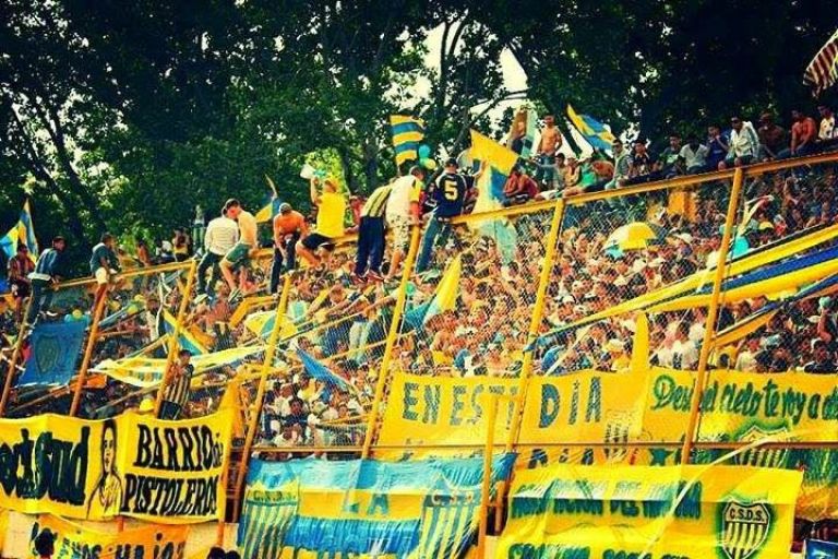 Insólito momento en el ascenso: La barra brava de Dock Sud despidió a un  hincha disparando al aire | HaceInstantes: Toda la información en pocas  palabras