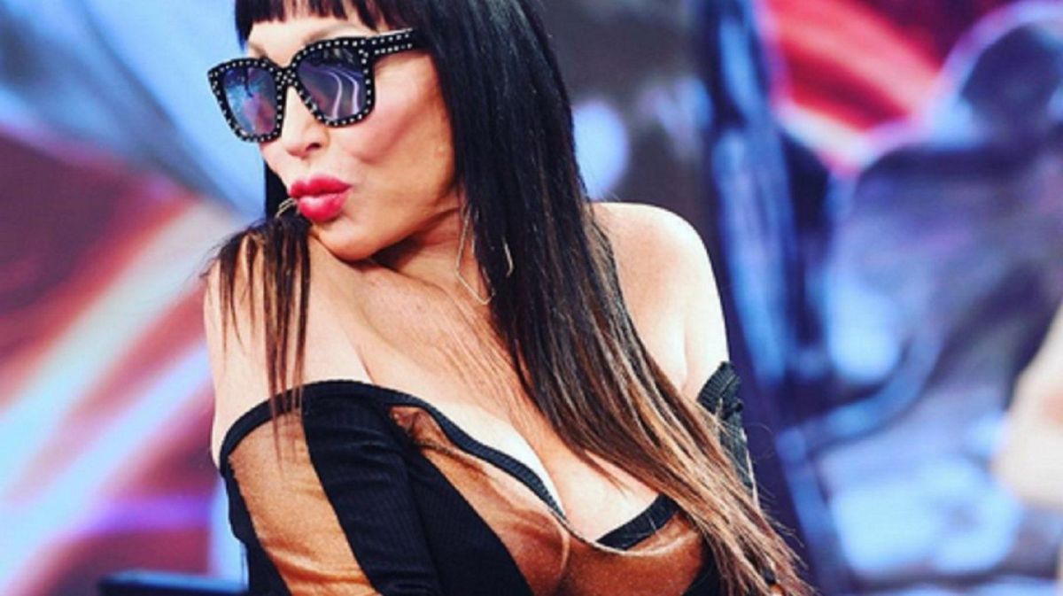 La foto de Moria Casán tomando sol totalmente desnuda en un gomón |  HaceInstantes: Toda la información en pocas palabras