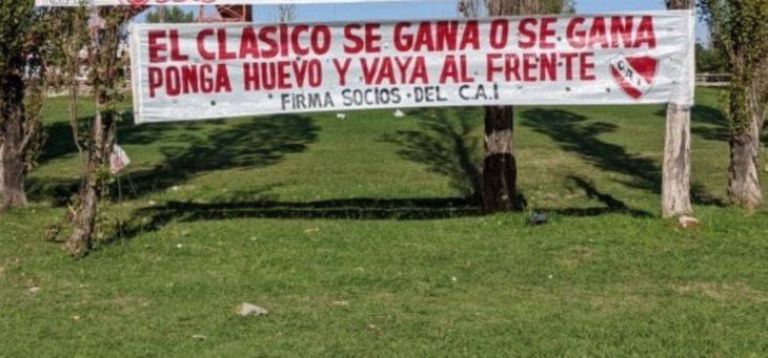 Los hinchas de Independiente presionaron a los jugadores con una bandera