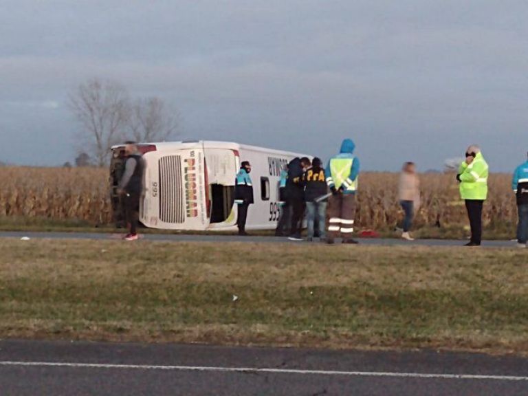Tragedia en la ruta 2: Volcó un micro y hay al menos dos personas ...
