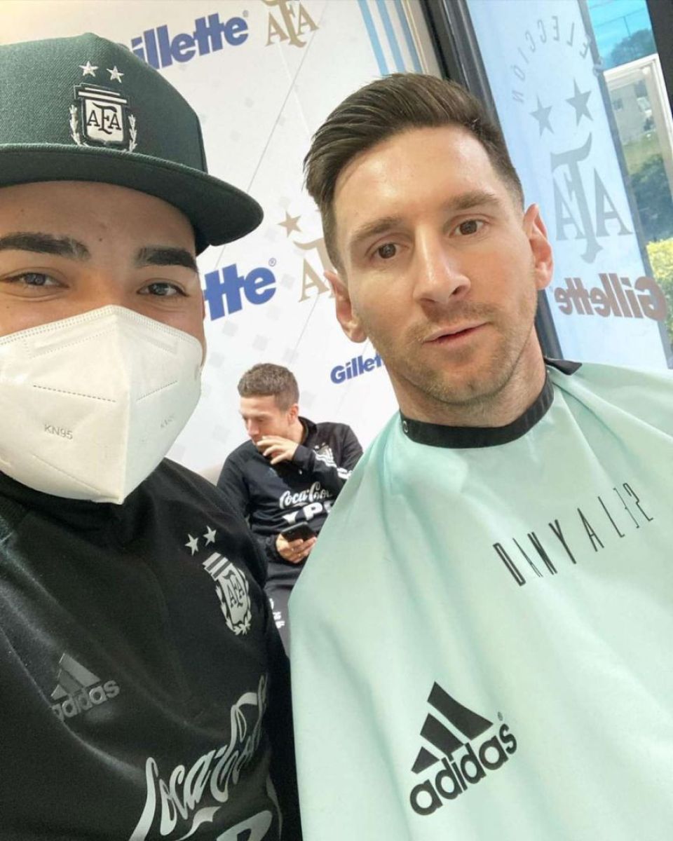 El peluquero que cumplió su sueño: le cambió el look a Messi en el predio de la AFA