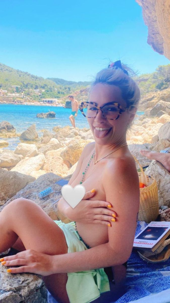 Las fotos de Lali en topless en la playa