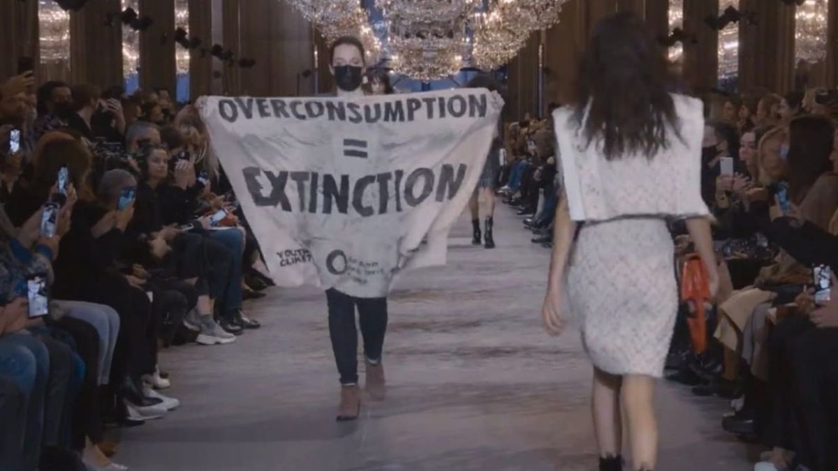 Aplausos y protestas de ecologistas en desfile de Louis Vuitton