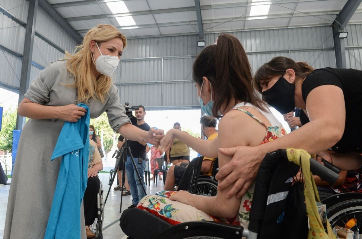 Fabiola Yáñez encabezó una nueva entrega de sillas de ruedas a personas con discapacidad