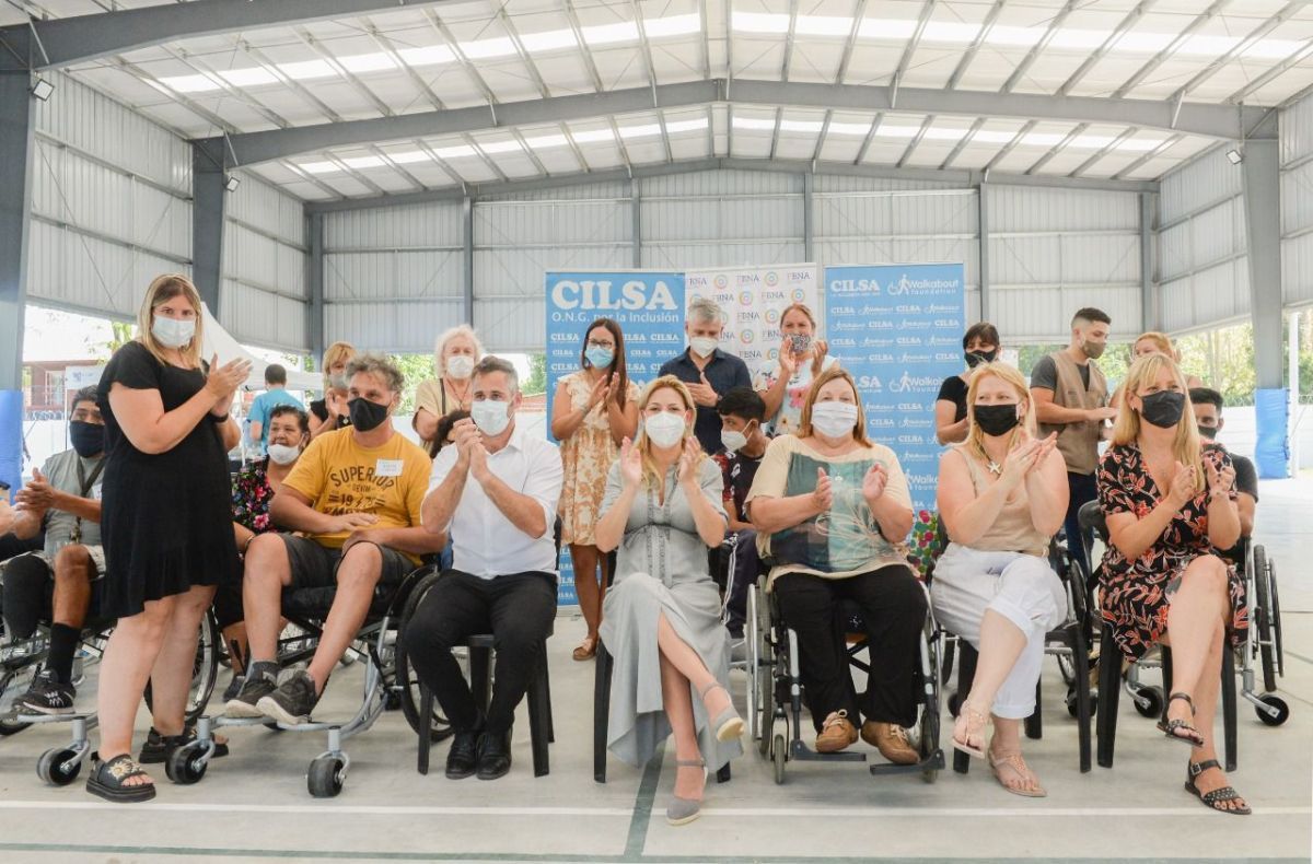 Fabiola Yáñez encabezó una nueva entrega de sillas de ruedas a personas con discapacidad