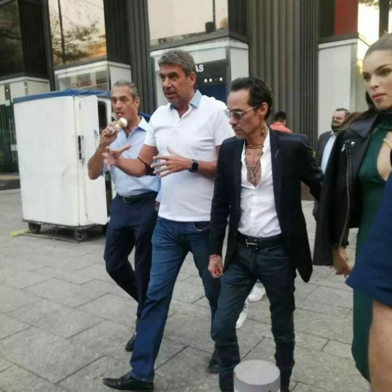 Marc Anthony y Nadia Ferreira de la mano