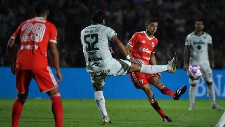 River derrotó a Sarmiento y es el único puntero del campeonato