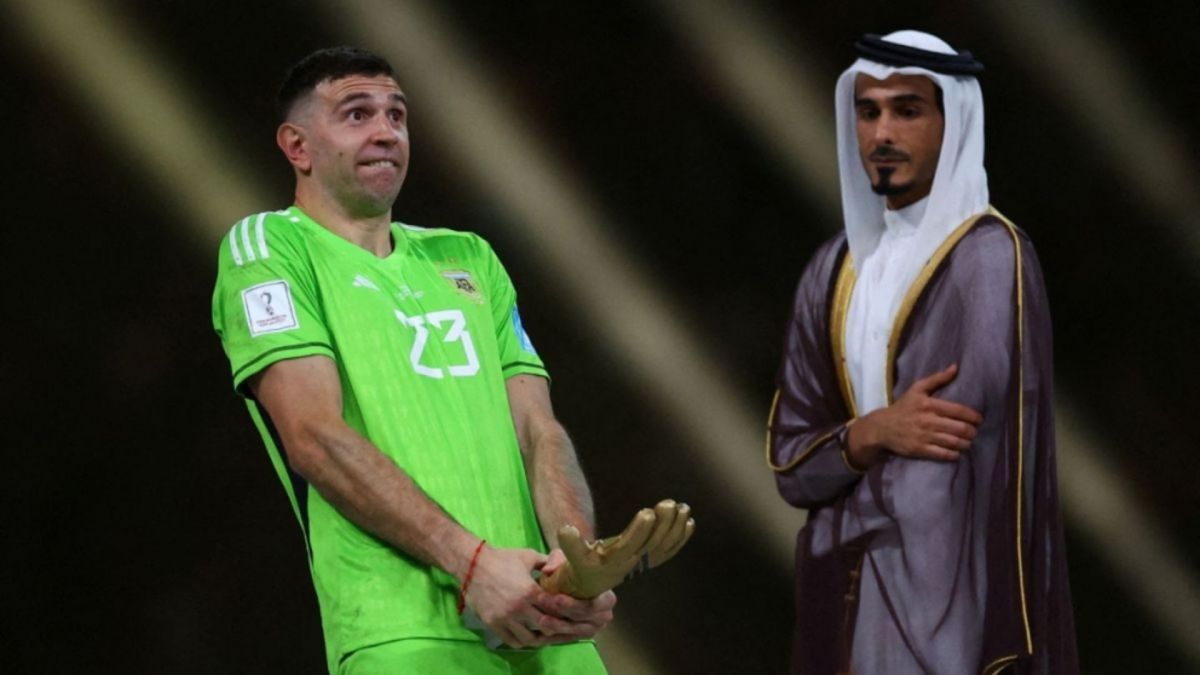 Dibu Martínez revivió su clásico festejo con la Copa del Mundo y varios compañeros