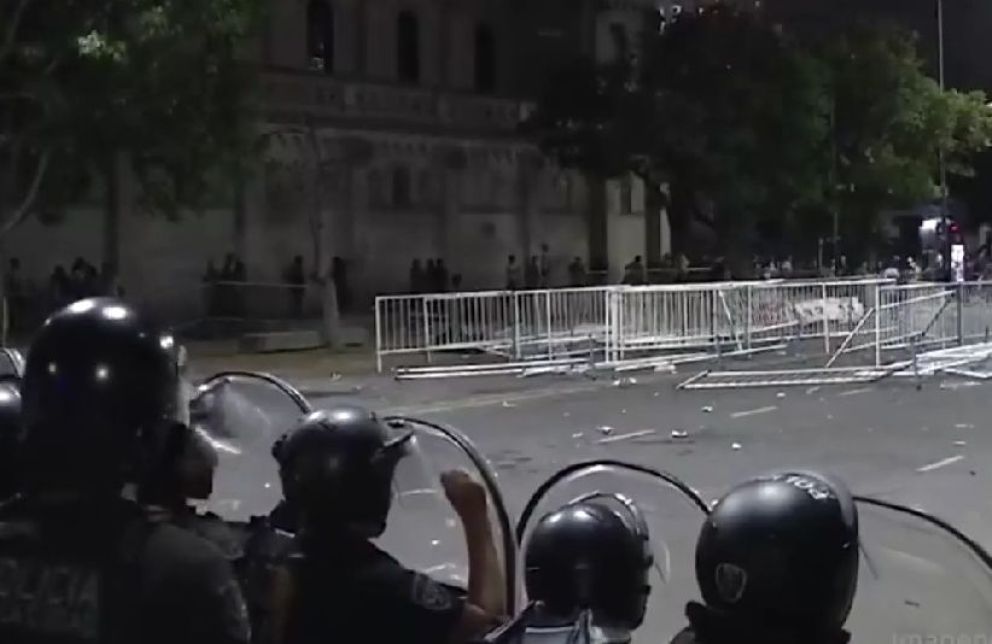 Incidentes en el Monumental entre hinchas que adquirieron entradas truchas 