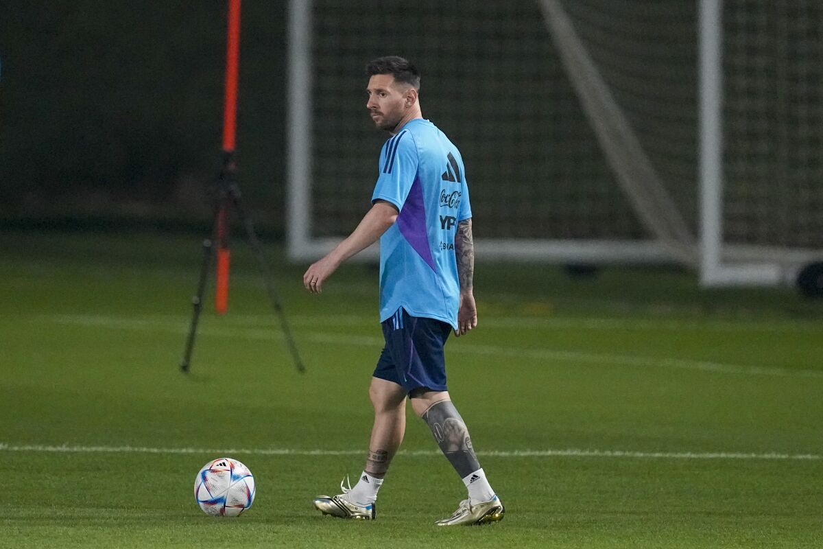 ¿Por qué Messi apareció en el entrenamiento de la selección con la pierna vendada?