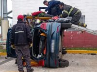 Lanús: una mujer volcó su auto mientras rendía su prueba de manejo